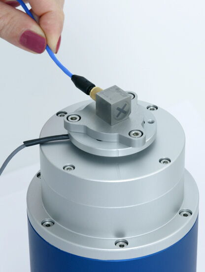 Montierter IMU-Sensor auf einem dynamischen Rotationserreger von SPEKTRA zur Überprüfung und Kalibrierung