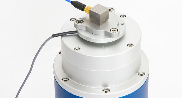 Mounted IMU sensor on a dynamic rotary exciter from SPEKTRA for testing and calibration