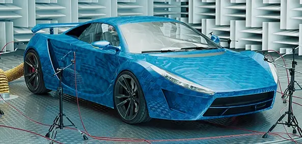 Blaues Fahrzeug in einem schallarmen Raum bei einem Test zur Identifizierung von Geräuschen.